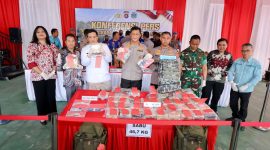 Kapolda Kalteng Irjen Pol Iwan Kurniawan memimpin konferensi pers pengungkapan kasus narkotika di Mapolres Lamandau, Minggu (29/9/2025). Foto: (Ist)