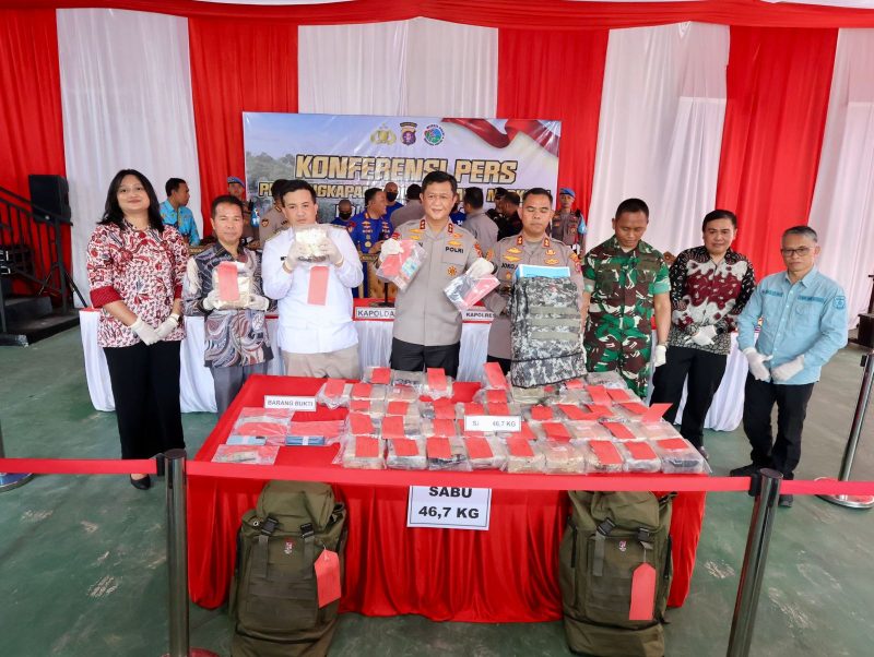 Kapolda Kalteng Irjen Pol Iwan Kurniawan memimpin konferensi pers pengungkapan kasus narkotika di Mapolres Lamandau, Minggu (29/9/2025). Foto: (Ist)