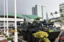 Dua kendaraan taktis  milik TNI AD berjaga di halaman gedung DPR/MPR, Senayan, Jakarta Pusat, Selasa (16/9/2025). Foto: Antara