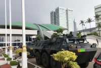 Dua kendaraan taktis  milik TNI AD berjaga di halaman gedung DPR/MPR, Senayan, Jakarta Pusat, Selasa (16/9/2025). Foto: Antara