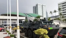 Dua kendaraan taktis  milik TNI AD berjaga di halaman gedung DPR/MPR, Senayan, Jakarta Pusat, Selasa (16/9/2025). Foto: Antara