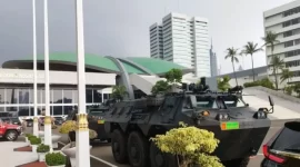 Dua kendaraan taktis  milik TNI AD berjaga di halaman gedung DPR/MPR, Senayan, Jakarta Pusat, Selasa (16/9/2025). Foto: Antara