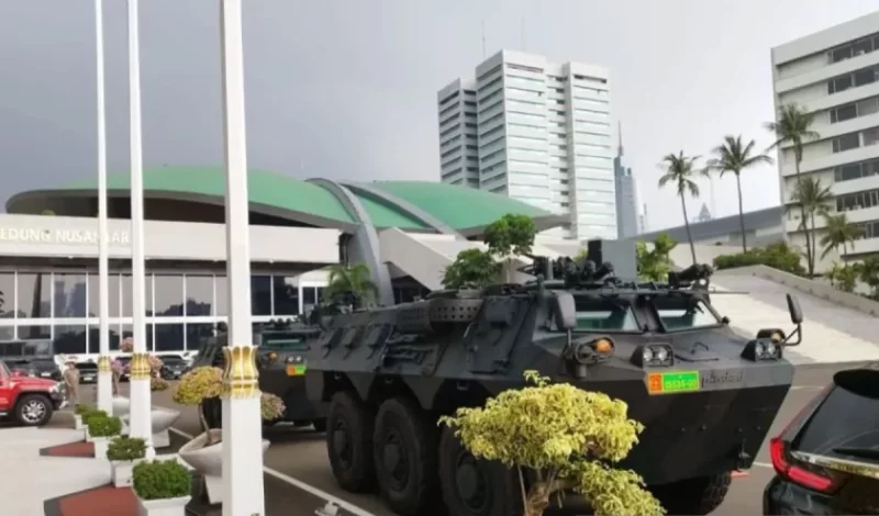 Dua kendaraan taktis  milik TNI AD berjaga di halaman gedung DPR/MPR, Senayan, Jakarta Pusat, Selasa (16/9/2025). Foto: Antara