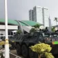 Dua kendaraan taktis  milik TNI AD berjaga di halaman gedung DPR/MPR, Senayan, Jakarta Pusat, Selasa (16/9/2025). Foto: Antara