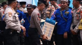 Petugas dan massa buruh menyatu dalam aksi penyampaian pendapat buruh di depan Gedung DPR/MPR RI, Senin (22/9/2025).(ist)