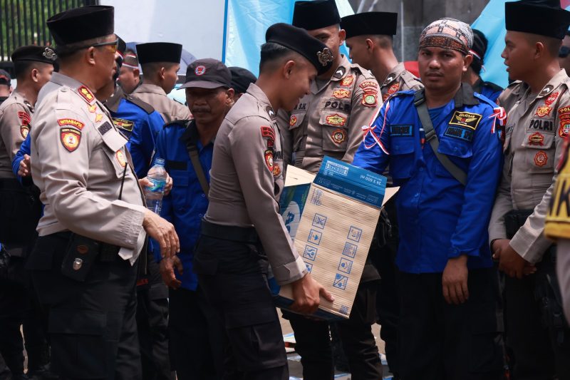 Petugas dan massa buruh menyatu dalam aksi penyampaian pendapat buruh di depan Gedung DPR/MPR RI, Senin (22/9/2025).(ist)