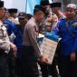 Petugas dan massa buruh menyatu dalam aksi penyampaian pendapat buruh di depan Gedung DPR/MPR RI, Senin (22/9/2025).(ist)