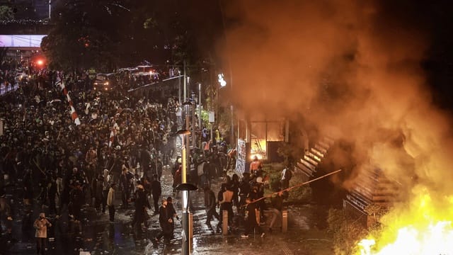 Massa berunjuk rasa di depan Polda Metro Jaya, Jakarta, Jumat (29/8/2025). ANTARA 