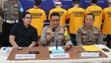 Kapolres Metro Depok, Kombes Pol Abdul Waras  saat gelar konferensi pers di Polres Depok, Kamis (25/9/2025).