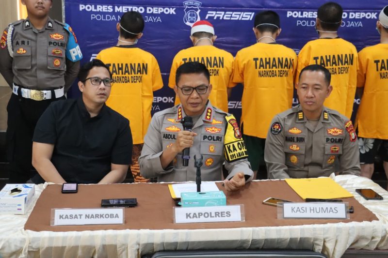 Kapolres Metro Depok, Kombes Pol Abdul Waras  saat gelar konferensi pers di Polres Depok, Kamis (25/9/2025).