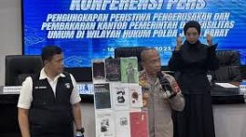 Kapolda Jabar Irjen Pol Rudi Setiawan dalam konferensi pers kasus anarkistis dalam aksi demonstrasi di Mapolda Jabar, Jalan Soekarno-Hatta, Kota Bandung, Selasa (16/9) (JPNN)
