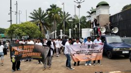 Aksi unjuk rasa “Tolak Reformasi Polri” yang di depan Gedung DPR RI, Senin (15/9)