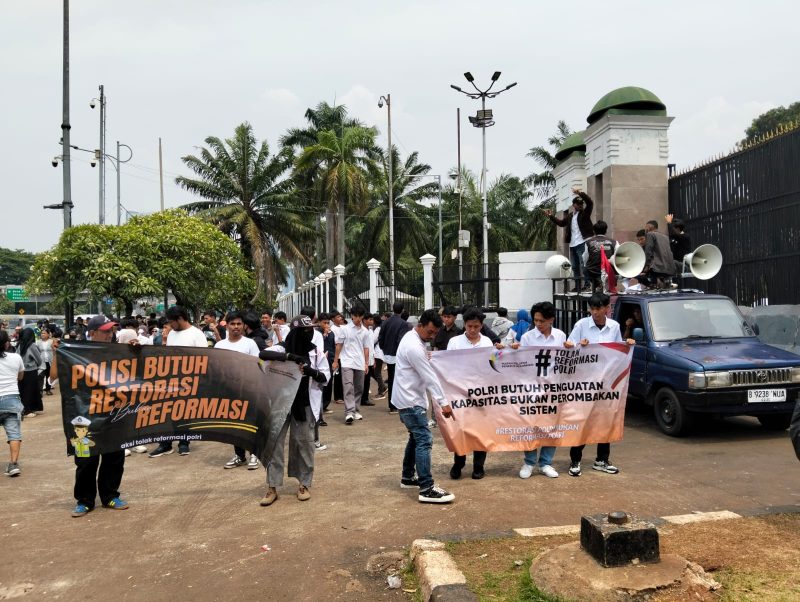 Aksi unjuk rasa “Tolak Reformasi Polri” yang di depan Gedung DPR RI, Senin (15/9)