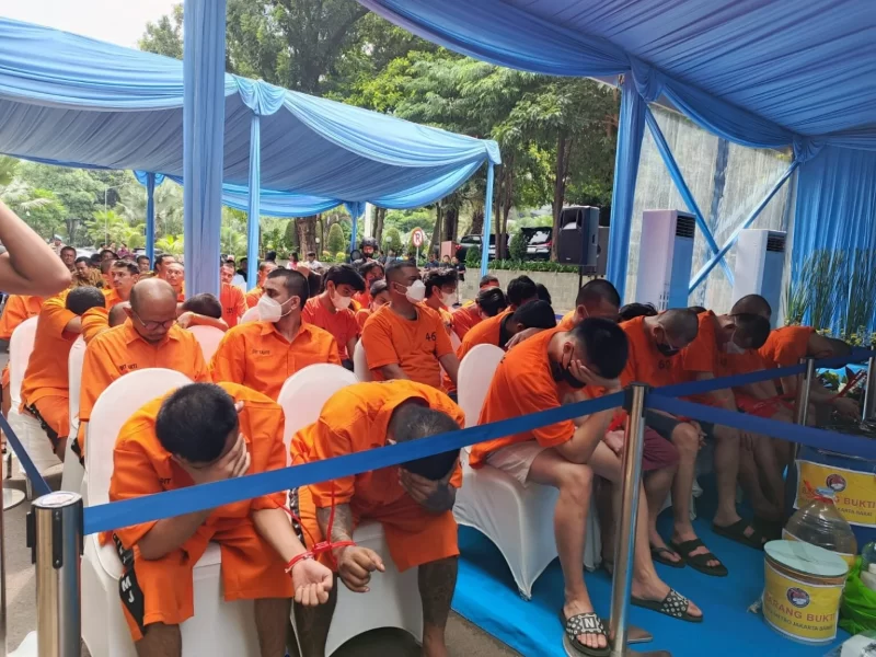 Dirresnarkoba Polda Metro Jaya Kombes Pol. Ahmad David mengatakan, dari total tersangka yang diamankan, enam orang di antaranya merupakan produsen narkotika. Selain itu satu orang berperan sebagai bandar, 769 orang sebagai pengedar dan 1.542 orang lainnya adalah pecandu atau pemakai.(Humas PMJ)