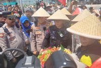 Aksi Potong Tumpeng Dilakukan Wakapolda Metro Jaya Brigjen Pol Dekananto bersama Kapolres Metro Jakarta Pusat Kombes Pol Susatyo Purnomo Condro, didampingi sejumlah pejabat dari jajaran Polda Metro Jaya dan Polres Metro Jakarta Pusat di kawasan Jl. Medan Merdeka Selatan, Gambir, Jakarta Pusat, Rabu (24/9/2025)