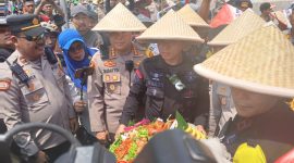 Aksi Potong Tumpeng Dilakukan Wakapolda Metro Jaya Brigjen Pol Dekananto bersama Kapolres Metro Jakarta Pusat Kombes Pol Susatyo Purnomo Condro, didampingi sejumlah pejabat dari jajaran Polda Metro Jaya dan Polres Metro Jakarta Pusat di kawasan Jl. Medan Merdeka Selatan, Gambir, Jakarta Pusat, Rabu (24/9/2025)