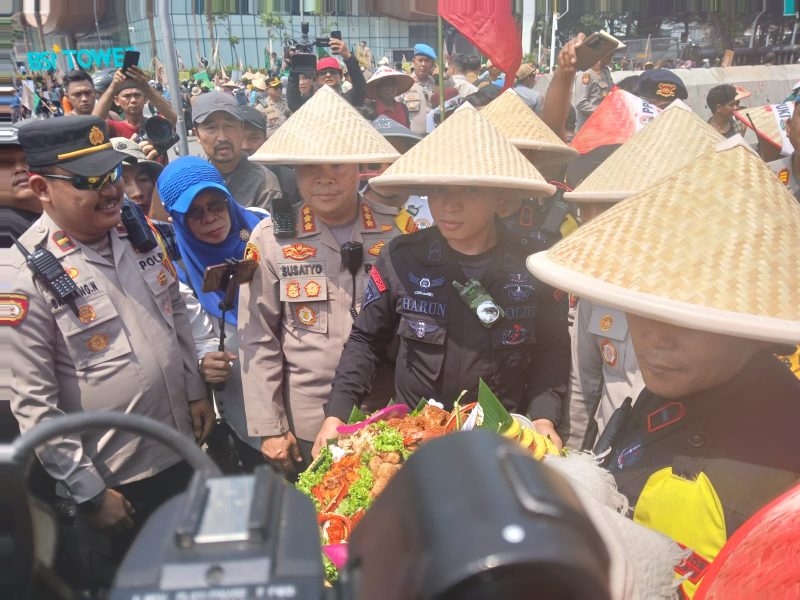 Aksi Potong Tumpeng Dilakukan Wakapolda Metro Jaya Brigjen Pol Dekananto bersama Kapolres Metro Jakarta Pusat Kombes Pol Susatyo Purnomo Condro, didampingi sejumlah pejabat dari jajaran Polda Metro Jaya dan Polres Metro Jakarta Pusat di kawasan Jl. Medan Merdeka Selatan, Gambir, Jakarta Pusat, Rabu (24/9/2025)