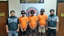 Tiga orang pelaku berhasil diamankan, yakni A (30), K (39), dan D (38). Ketiganya diduga kuat sebagai bagian dari jaringan peredaran sabu lintas provinsi, mulai dari Aceh, Jakarta, hingga Jawa Tengah. (Humas PMJ)