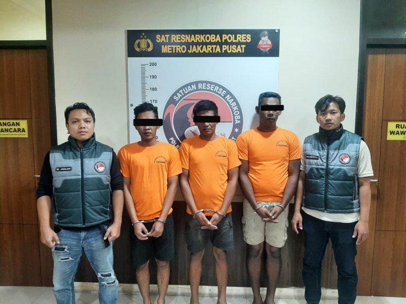 Tiga orang pelaku berhasil diamankan, yakni A (30), K (39), dan D (38). Ketiganya diduga kuat sebagai bagian dari jaringan peredaran sabu lintas provinsi, mulai dari Aceh, Jakarta, hingga Jawa Tengah. (Humas PMJ)