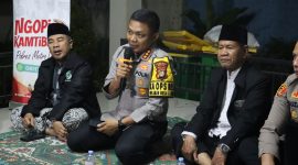Kapolres Metro Depok Kombes Pol Abdul Waras  bersama jajaran ngopi bareng 40 tokoh masyarakat di Aula RW Perumahan Citra Lake Cluster Green Victoria, Sawangan, Depok, Sabtu (4/10) malam
