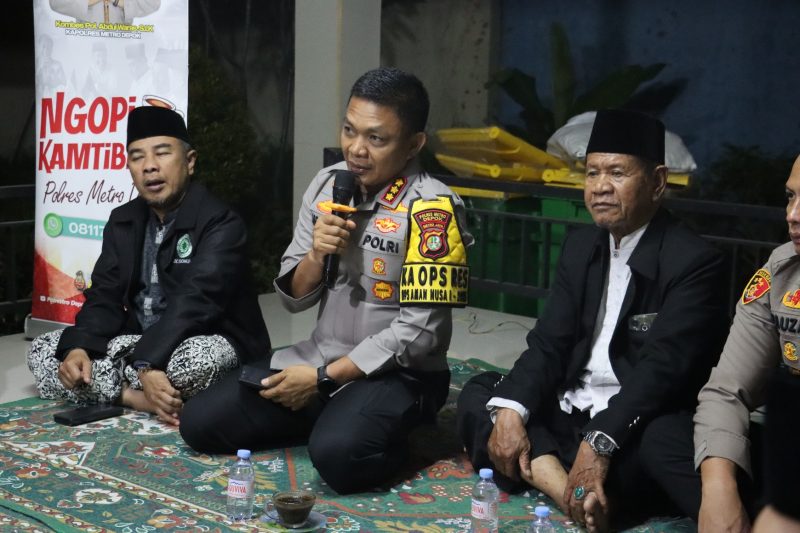 Kapolres Metro Depok Kombes Pol Abdul Waras  bersama jajaran ngopi bareng 40 tokoh masyarakat di Aula RW Perumahan Citra Lake Cluster Green Victoria, Sawangan, Depok, Sabtu (4/10) malam
