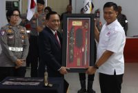 Ketua umum pengurus pusat Ketua Umum PP PBVSI Komjen Pol (purn). Drs. Imam Sudjarwo, M.Si, melantik Kapolda KalimantanTengah Irjen Pol Iwan Kurniawan menjadi Ketua Pengurus PBVSI Provinsi Kalimantan Tengah (Kalteng) Senin (6/10/2025).(Humas)