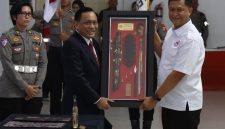 Ketua umum pengurus pusat Ketua Umum PP PBVSI Komjen Pol (purn). Drs. Imam Sudjarwo, M.Si, melantik Kapolda KalimantanTengah Irjen Pol Iwan Kurniawan menjadi Ketua Pengurus PBVSI Provinsi Kalimantan Tengah (Kalteng) Senin (6/10/2025).(Humas)