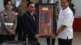 Ketua umum pengurus pusat Ketua Umum PP PBVSI Komjen Pol (purn). Drs. Imam Sudjarwo, M.Si, melantik Kapolda KalimantanTengah Irjen Pol Iwan Kurniawan menjadi Ketua Pengurus PBVSI Provinsi Kalimantan Tengah (Kalteng) Senin (6/10/2025).(Humas)