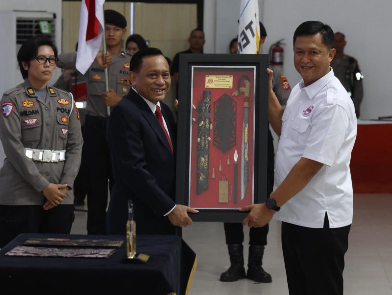 Ketua umum pengurus pusat Ketua Umum PP PBVSI Komjen Pol (purn). Drs. Imam Sudjarwo, M.Si, melantik Kapolda KalimantanTengah Irjen Pol Iwan Kurniawan menjadi Ketua Pengurus PBVSI Provinsi Kalimantan Tengah (Kalteng) Senin (6/10/2025).(Humas)