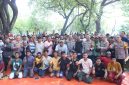 Kapolda Metro Jaya Irjen Pol. Asep Edi Suheri berfoto bersama para pedagang kaki lima penjual kopi keliling di Taman Silang Monas Selatan, Gambir, Jakarta Pusat, Kamis (9/10) siang. (Humas PMJ)