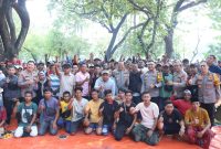 Kapolda Metro Jaya Irjen Pol. Asep Edi Suheri berfoto bersama para pedagang kaki lima penjual kopi keliling di Taman Silang Monas Selatan, Gambir, Jakarta Pusat, Kamis (9/10) siang. (Humas PMJ)