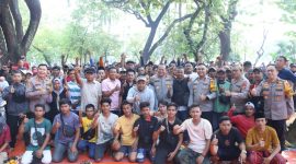 Kapolda Metro Jaya Irjen Pol. Asep Edi Suheri berfoto bersama para pedagang kaki lima penjual kopi keliling di Taman Silang Monas Selatan, Gambir, Jakarta Pusat, Kamis (9/10) siang. (Humas PMJ)