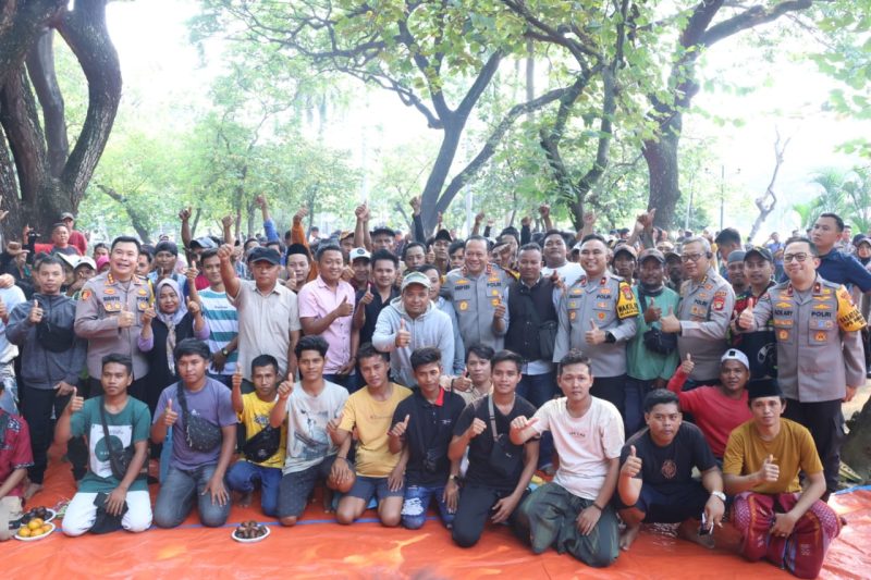 Kapolda Metro Jaya Irjen Pol. Asep Edi Suheri berfoto bersama para pedagang kaki lima penjual kopi keliling di Taman Silang Monas Selatan, Gambir, Jakarta Pusat, Kamis (9/10) siang. (Humas PMJ)