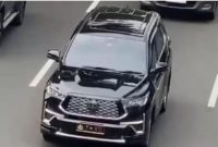 Tertangkap Kamera: Mobil Innova Zenix, memakai plat dinas Polri 1-VII yang digunakan Irjen Asep melintas di Jalan Jenderal Sudirman, Jakarta Selatan, Senin (29/9)