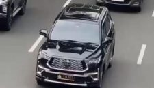 Tertangkap Kamera: Mobil Innova Zenix, memakai plat dinas Polri 1-VII yang digunakan Irjen Asep melintas di Jalan Jenderal Sudirman, Jakarta Selatan, Senin (29/9)