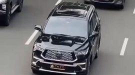 Tertangkap Kamera: Mobil Innova Zenix, memakai plat dinas Polri 1-VII yang digunakan Irjen Asep melintas di Jalan Jenderal Sudirman, Jakarta Selatan, Senin (29/9)