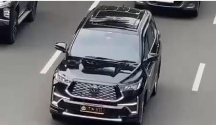 Tertangkap Kamera: Mobil Innova Zenix, memakai plat dinas Polri 1-VII yang digunakan Irjen Asep melintas di Jalan Jenderal Sudirman, Jakarta Selatan, Senin (29/9)