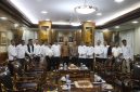 FOTO BERSAMA: Kepala Kepolisian Negara Republik Indonesia (Kapolri) Jenderal Polisi Listyo Sigit Prabowo foto bersama dengan pengurus Persatuan Wartawan Indonesia (PWI) Pusat di Mabes Polri, Jalan Trunojoyo, Jakarta, Senin (27/10/2025).