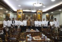 FOTO BERSAMA: Kepala Kepolisian Negara Republik Indonesia (Kapolri) Jenderal Polisi Listyo Sigit Prabowo foto bersama dengan pengurus Persatuan Wartawan Indonesia (PWI) Pusat di Mabes Polri, Jalan Trunojoyo, Jakarta, Senin (27/10/2025).