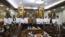 FOTO BERSAMA: Kepala Kepolisian Negara Republik Indonesia (Kapolri) Jenderal Polisi Listyo Sigit Prabowo foto bersama dengan pengurus Persatuan Wartawan Indonesia (PWI) Pusat di Mabes Polri, Jalan Trunojoyo, Jakarta, Senin (27/10/2025).