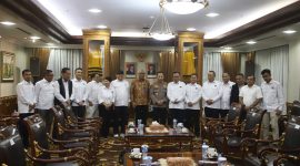 FOTO BERSAMA: Kepala Kepolisian Negara Republik Indonesia (Kapolri) Jenderal Polisi Listyo Sigit Prabowo foto bersama dengan pengurus Persatuan Wartawan Indonesia (PWI) Pusat di Mabes Polri, Jalan Trunojoyo, Jakarta, Senin (27/10/2025).