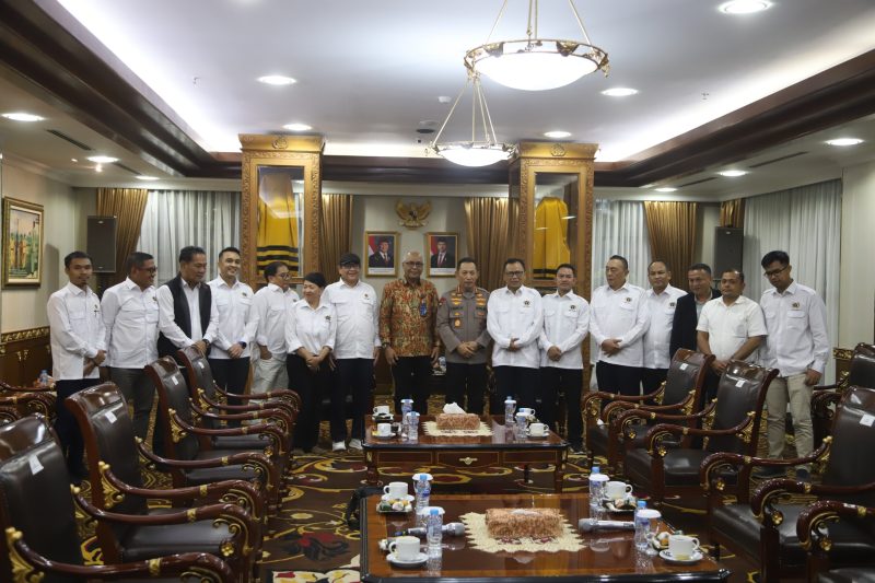 FOTO BERSAMA: Kepala Kepolisian Negara Republik Indonesia (Kapolri) Jenderal Polisi Listyo Sigit Prabowo foto bersama dengan pengurus Persatuan Wartawan Indonesia (PWI) Pusat di Mabes Polri, Jalan Trunojoyo, Jakarta, Senin (27/10/2025).