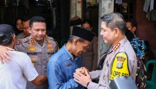 Kabid Humas Polda Metro Jaya Kombes Bhudi Pol Budi Hermanto dan jajaran Polsek Cakung dan Polres Metro Jakarta Timur mengunjungi rumah duka, Selasa (11/11) 