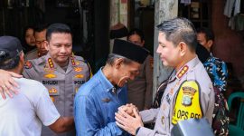 Kabid Humas Polda Metro Jaya Kombes Bhudi Pol Budi Hermanto dan jajaran Polsek Cakung dan Polres Metro Jakarta Timur mengunjungi rumah duka, Selasa (11/11) 