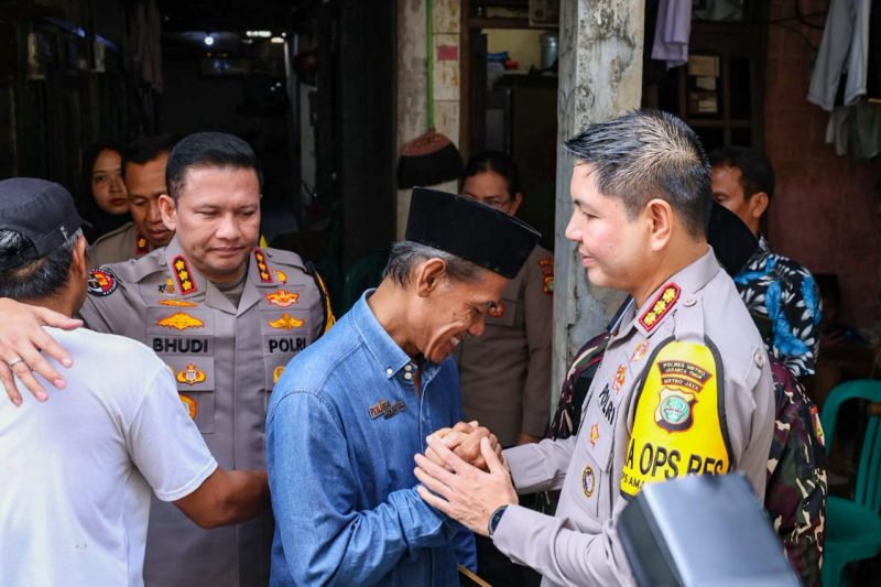Kabid Humas Polda Metro Jaya Kombes Bhudi Pol Budi Hermanto dan jajaran Polsek Cakung dan Polres Metro Jakarta Timur mengunjungi rumah duka, Selasa (11/11) 