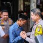 Kabid Humas Polda Metro Jaya Kombes Bhudi Pol Budi Hermanto dan jajaran Polsek Cakung dan Polres Metro Jakarta Timur mengunjungi rumah duka, Selasa (11/11) 