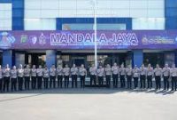 KUNJUNGAN: Dirlantas Polda MetroJaya Kombes Pol.Komarudin, S.I.K., M.M, bersama Pejabat Utama Ditlantas Polda Metro Jaya mengunjungi Satpas Daan Mogot, beberapa waktu lalu. (ist)