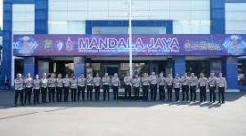 KUNJUNGAN: Dirlantas Polda MetroJaya Kombes Pol.Komarudin, S.I.K., M.M, bersama Pejabat Utama Ditlantas Polda Metro Jaya mengunjungi Satpas Daan Mogot, beberapa waktu lalu. (ist)