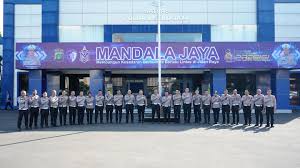 KUNJUNGAN: Dirlantas Polda MetroJaya Kombes Pol.Komarudin, S.I.K., M.M, bersama Pejabat Utama Ditlantas Polda Metro Jaya mengunjungi Satpas Daan Mogot, beberapa waktu lalu. (ist)