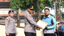 Pengemudi Ojol  Ahmad Fauzi yang berhsil mencegah aksi curanmor  menerima penghargaan langsung dari tangan Kapolda MetroJaya Irjen Pol Asep Edi Suheri